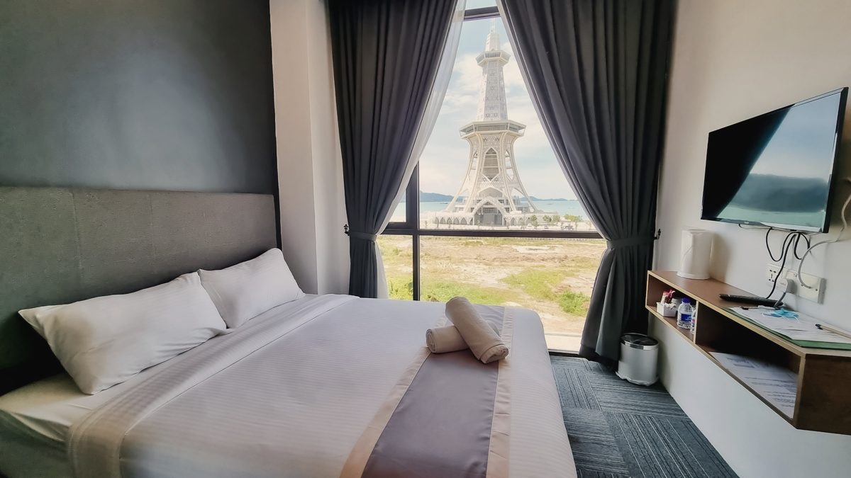 Tower View Room with bed facing Mahatower and the sea